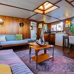 Boat \'Opoe Sientje\'